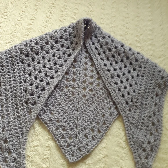 Triangle handmade scarf - Picture 7 of 8